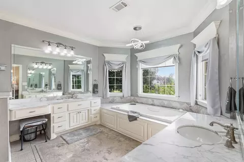 Bath - 7225 E Worth Ave, Benton, AR 72019 photo 1 of 7