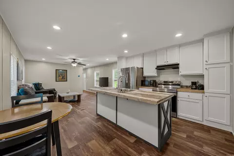 Kitchen - 471 Patterson Cir, Bismarck, AR 71929 photo 8 of 9