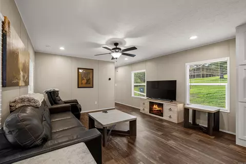 Living - 471 Patterson Cir, Bismarck, AR 71929 photo 3 of 4