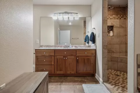 Bath - 471 Patterson Cir, Bismarck, AR 71929 photo 4 of 7