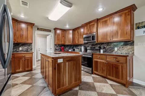 Kitchen - 471 Patterson Cir, Bismarck, AR 71929 photo 2 of 9