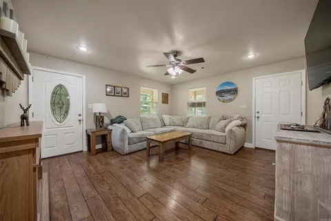 Living - 471 Patterson Cir, Bismarck, AR 71929 photo 2 of 4