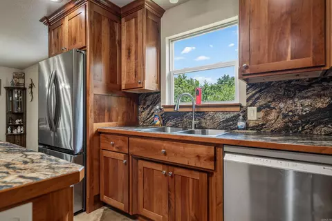 Kitchen - 471 Patterson Cir, Bismarck, AR 71929 photo 5 of 9