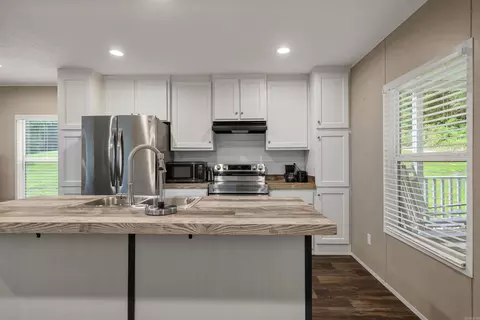 Kitchen - 471 Patterson Cir, Bismarck, AR 71929 photo 7 of 9