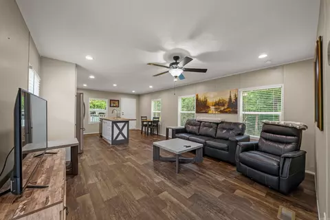 Living - 471 Patterson Cir, Bismarck, AR 71929 photo 4 of 4