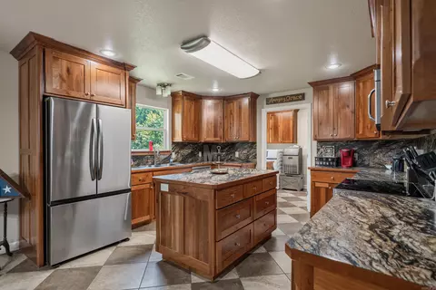 Kitchen - 471 Patterson Cir, Bismarck, AR 71929 photo 3 of 9