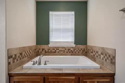 Bath - 471 Patterson Cir, Bismarck, AR 71929 photo 2 of 7