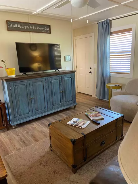 Living - 517 E Webb St, Mountain View, AR 72560 photo 4 of 5