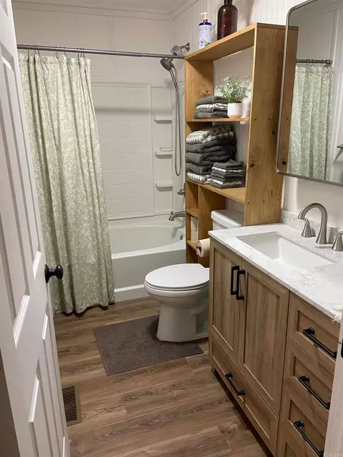 Bath - 517 E Webb St, Mountain View, AR 72560 photo 2 of 2