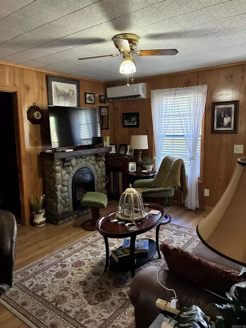 Living - 517 E Webb St # B, Mountain View, AR 72560 photo 1 of 1