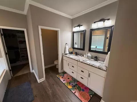 Bath - 3903 Hampton Dr, Benton, AR 72019 photo 2 of 6