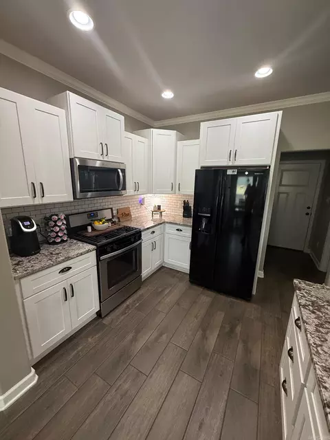 Kitchen - 3903 Hampton Dr, Benton, AR 72019 photo 1 of 2