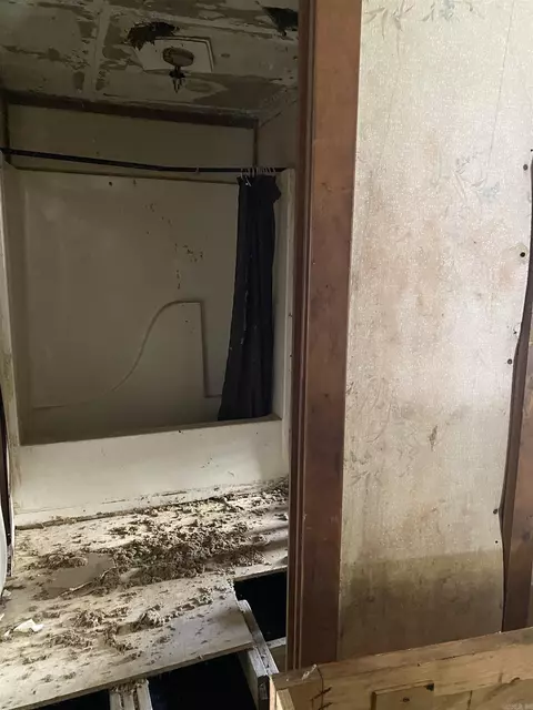 Bath - 617 Walnut St, Augusta, AR 72006 photo 1 of 1