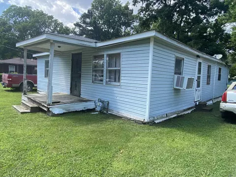 Exterior - 617 Walnut St, Augusta, AR 72006 photo 4 of 5
