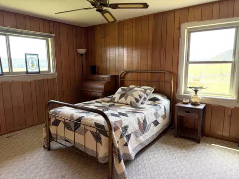 Bedroom - 864 Edgemont Rd, Quitman, AR 72131 photo 2 of 5