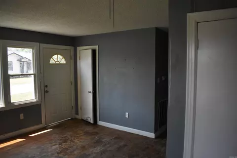Living - 1506 E Moore Ave, Searcy, AR 72143 photo 2 of 2