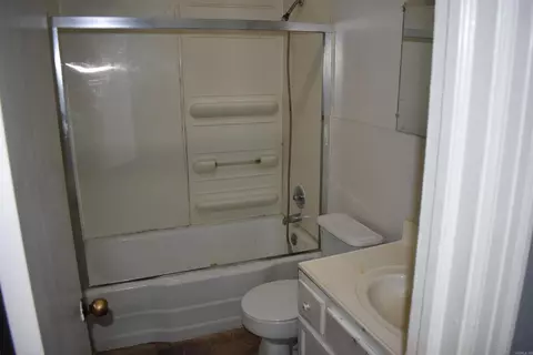 Bath - 1506 E Moore Ave, Searcy, AR 72143 photo 1 of 1