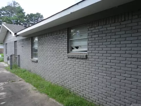 Exterior - 2605 W 37th Ave, Pine Bluff, AR 71603 photo 2 of 3