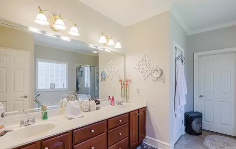 Bath - 5916 Worth Ave, Benton, AR 72019 photo 2 of 5