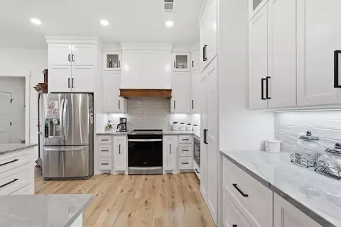 Kitchen - 18 Ules Watson Dr, Greenbrier, AR 72058 photo 3 of 6