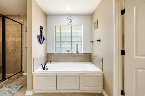 Bath - 402 Demuth, Benton, AR 72019 photo 1 of 7