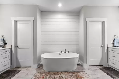 Bath - 1875 Mullberry, Conway, AR 72034 photo 1 of 6