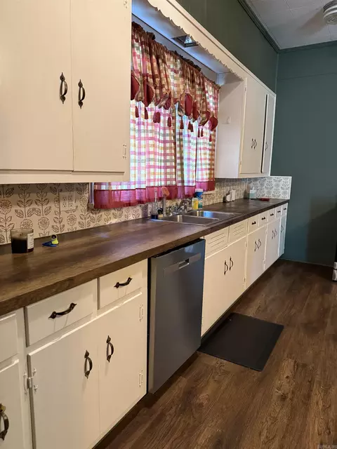 Kitchen - 303 W Pine St, Warren, AR 71671 photo 3 of 4