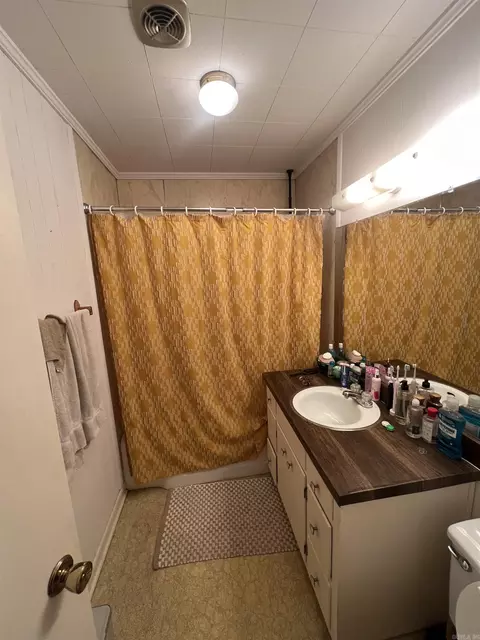 Bath - 303 W Pine St, Warren, AR 71671 photo 1 of 2