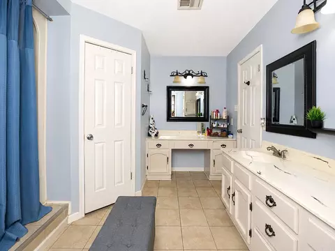 Bath - 7807 Summerhill Dr, Pine Bluff, AR 71603 photo 1 of 4