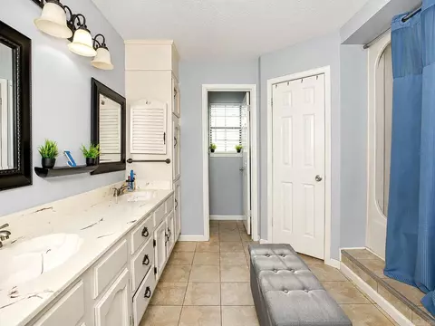 Bath - 7807 Summerhill Dr, Pine Bluff, AR 71603 photo 3 of 4