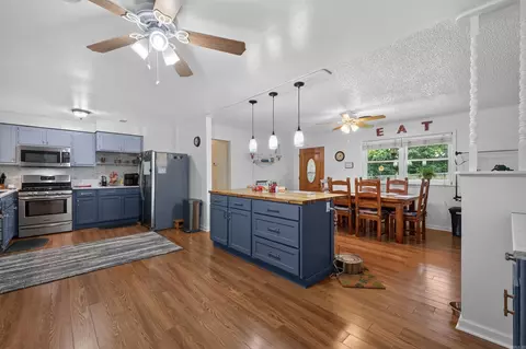 Kitchen - 621 Arrowhead Rd, Malvern, AR 72104 photo 2 of 4