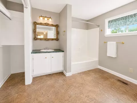 Bath - 5432 Point View Rd, Benton, AR 72019 photo 1 of 2
