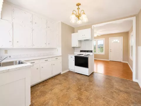 Kitchen - 5432 Point View Rd, Benton, AR 72019 photo 2 of 3