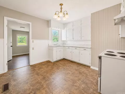 Kitchen - 5432 Point View Rd, Benton, AR 72019 photo 1 of 3
