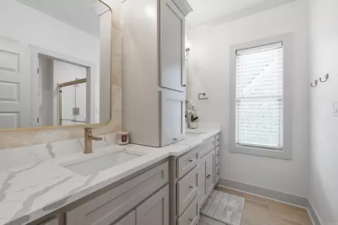 Bath - 1735 Pearce Dr, Conway, AR 72034 photo 6 of 7