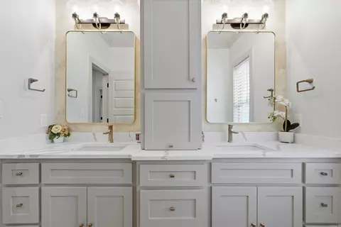 Bath - 1735 Pearce Dr, Conway, AR 72034 photo 5 of 7