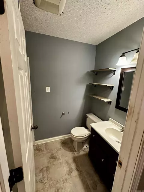 Bath - 417 Carson Dr, Benton, AR 72015 photo 1 of 1