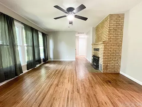 Living - 420 Brewer St, Thayer, MO 65791 photo 2 of 6