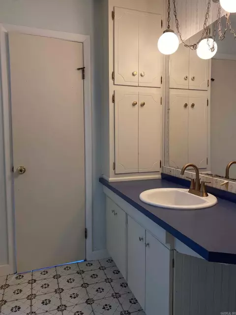 Bath - 1304 Hickory Ave, Mena, AR 71953 photo 2 of 5