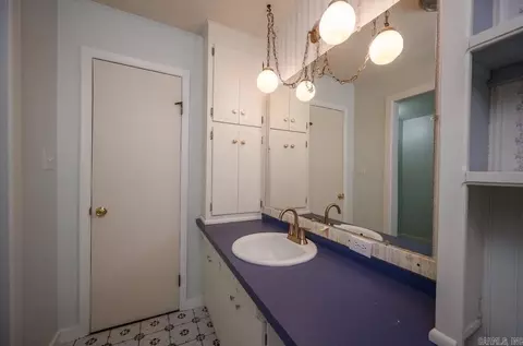 Bath - 1304 Hickory Ave, Mena, AR 71953 photo 3 of 5