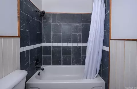 Bath - 1304 Hickory Ave, Mena, AR 71953 photo 5 of 5