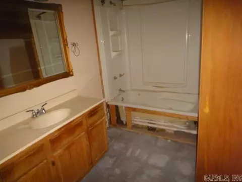 Bath - 801 W Iowa St, Beebe, AR 72012 photo 3 of 3