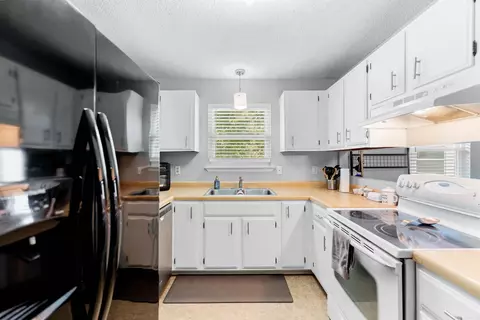 Kitchen - 1107 Boone Rd, Bryant, AR 72022 photo 1 of 3