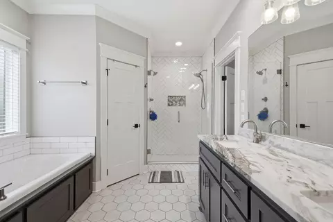 Bath - 3840 Red Maple Dr, Conway, AR 72034 photo 2 of 4
