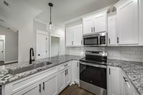 Kitchen - 942 Villa Vista Cir, Cabot, AR 72023 photo 2 of 3