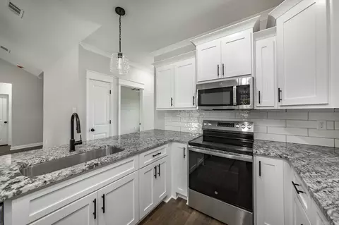 Kitchen - 942 Villa Vista Cir, Cabot, AR 72023 photo 2 of 3