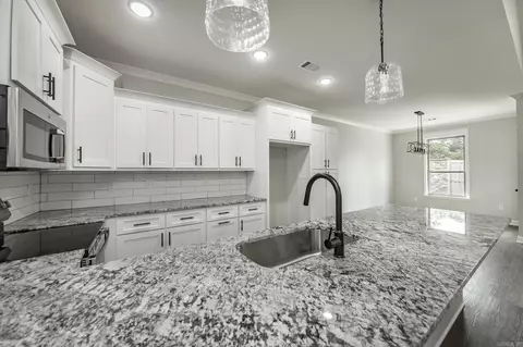 Kitchen - 942 Villa Vista Cir, Cabot, AR 72023 photo 3 of 3