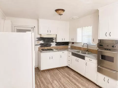 Kitchen - 2011 S Oak St, Pine Bluff, AR 71601 photo 2 of 2