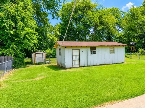 Exterior - 2011 S Oak St, Pine Bluff, AR 71601 photo 2 of 3