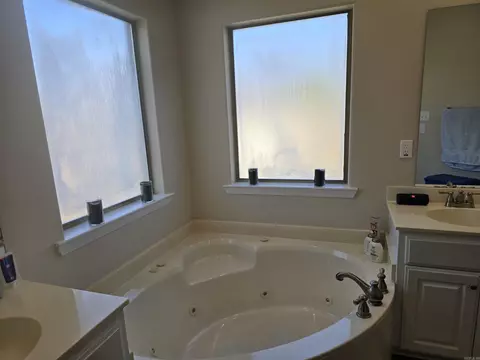 Bath - 2800 Wineberry Rd, Conway, AR 72034 photo 2 of 4